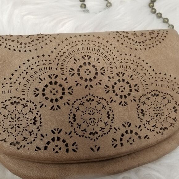 PU LEATHER. TAN CROSSBODY W/BIG BALL CHAIN. - Picture 2 of 10